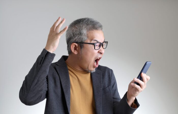 homme criant sur téléphone