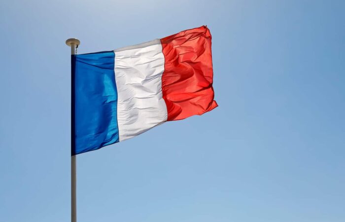 Drapeau français sous le vent